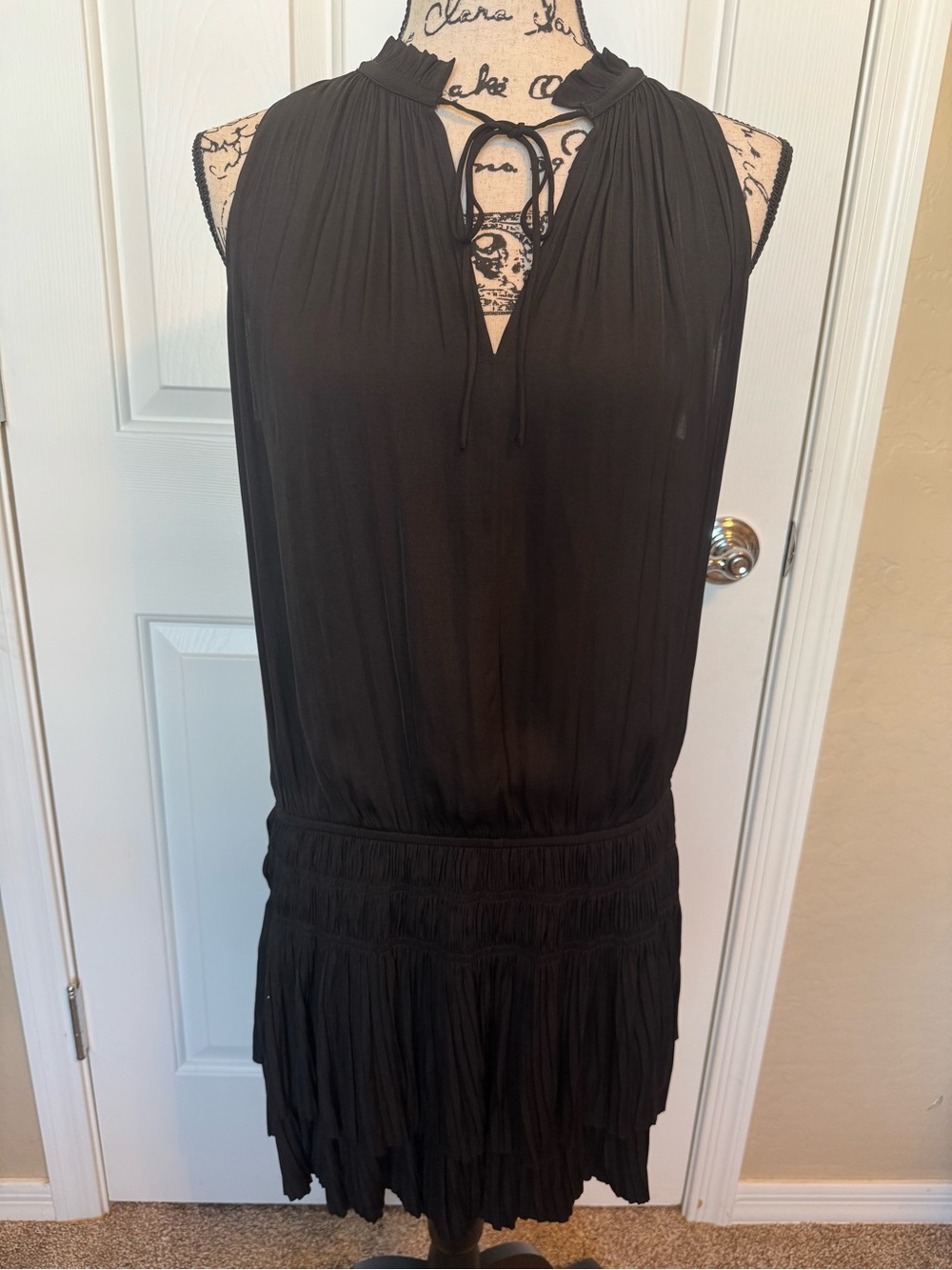 Current Air Women’s Sleeveless Tie Neck Pleated Dress Black Large